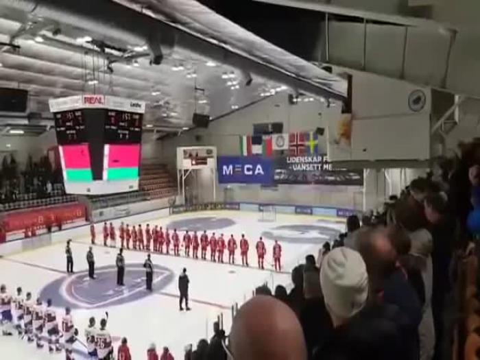 На хоккейном турнире в Норвегии организаторы перепутали хит группы 