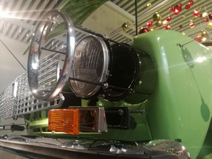 В музее автомобильной техники УГМК появилась ёлка из «копейки», парящая в воздухе