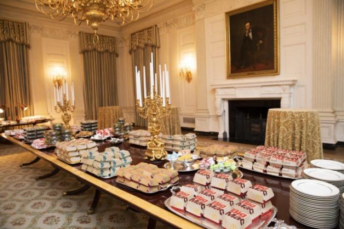 Дональд Трамп накормил футболистов в Белом доме фастфудом