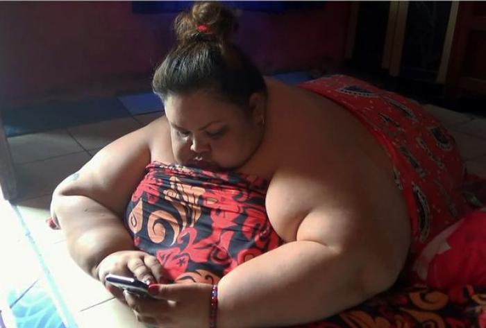 Фастфуд и сладкая газировка превратили стройную девушку в самую толстую жительницу Индонезии (6 фото)