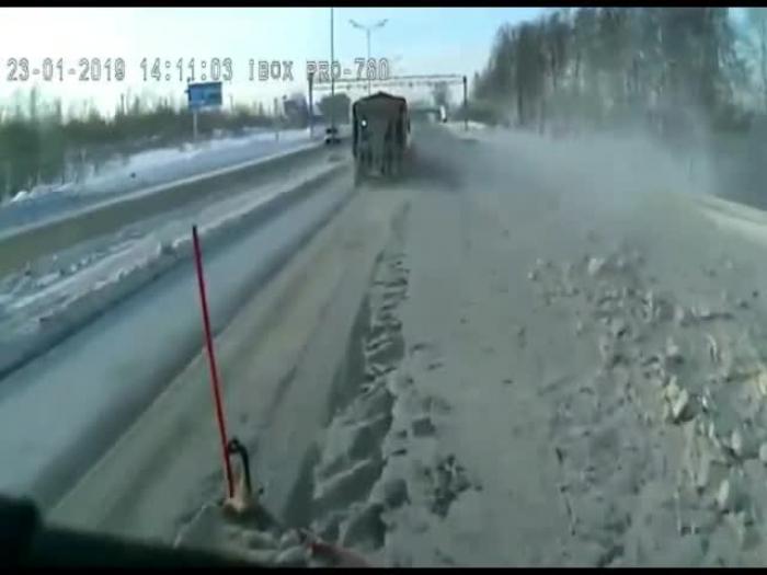 Водитель решил обогнать дорожников, которые чистили снег