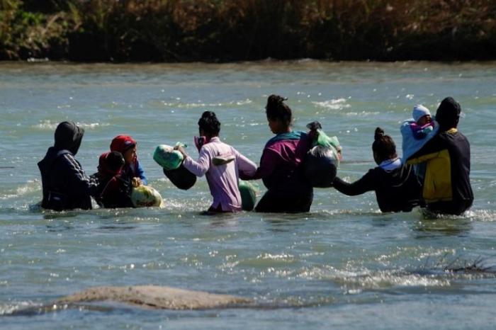 Американские пограничники ловят в реке мексиканцев