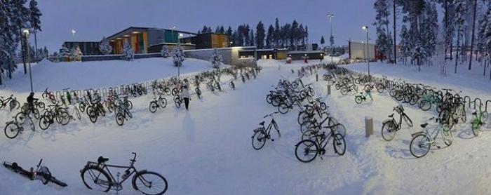 Финские школьники продолжают ездить в школу на велосипедах при температуре -17 C