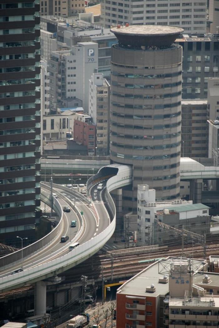 Gate Tower, дорога сквозь здание, в Японии