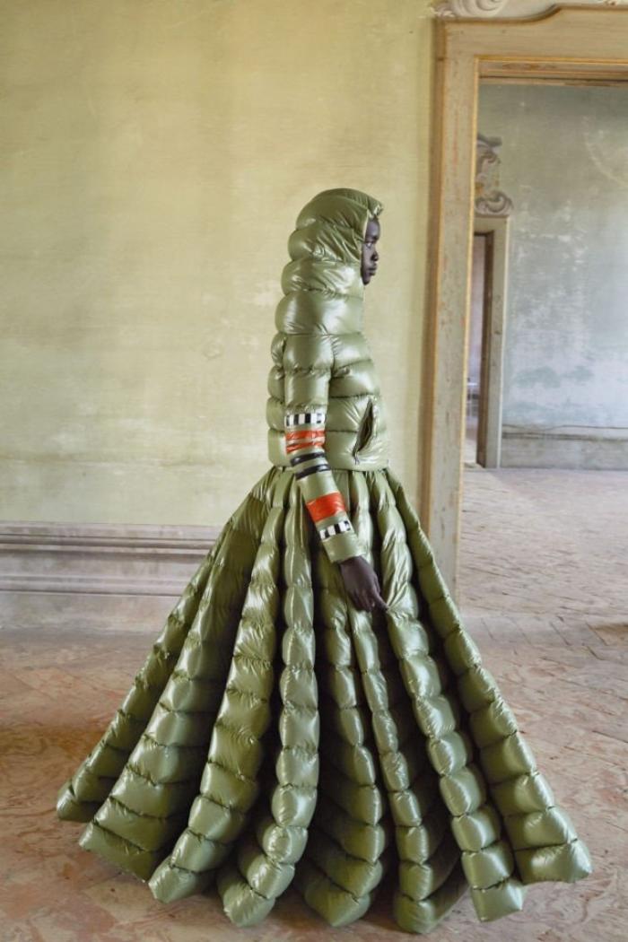 Moncler представил необычные женские пуховики, похожие на платья