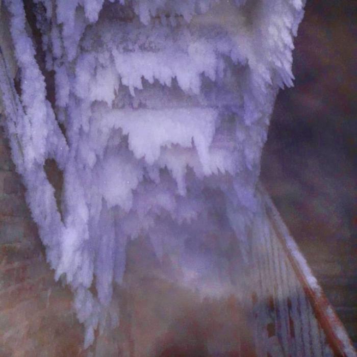 "Ледяная пещера" в жилом доме Омска