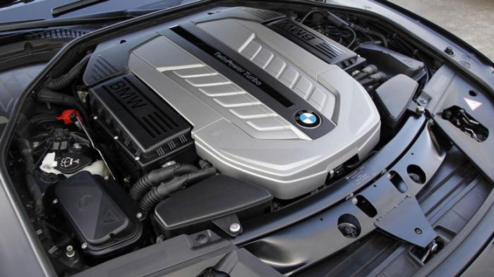 BMW продолжит выпускать автомобили с мотором V12