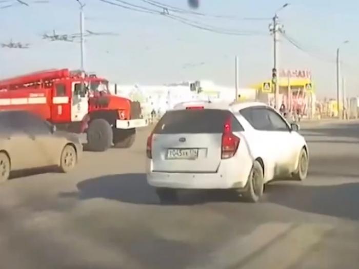 Грузовик протаранил пожарную машину в Челябинске