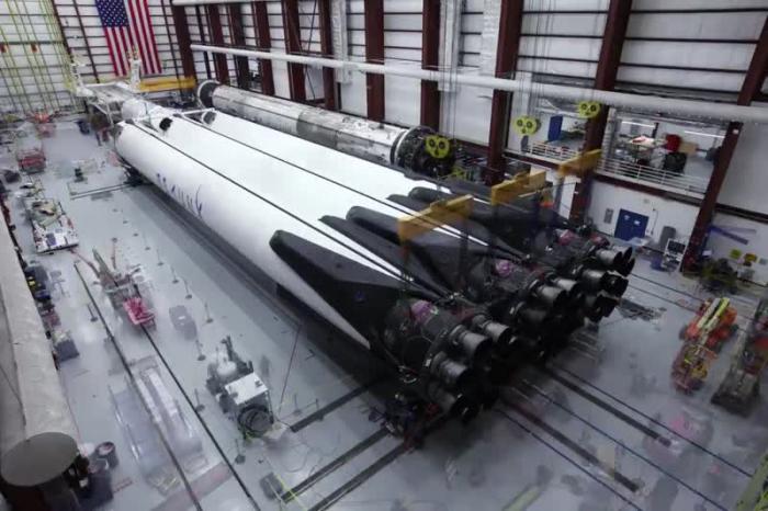Ракета Falcon Heavy на последней стадии сборки перед огневыми испытаниями