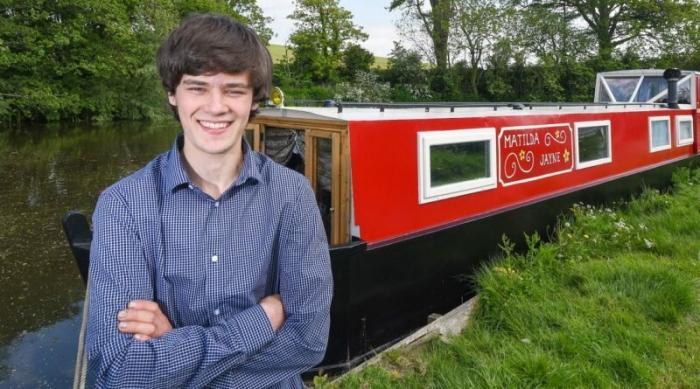18-летний парень переделал старую лодку в плавучий дом