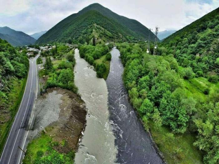 Как выглядит черно-белая река в Грузии, в которой не смешивается вода