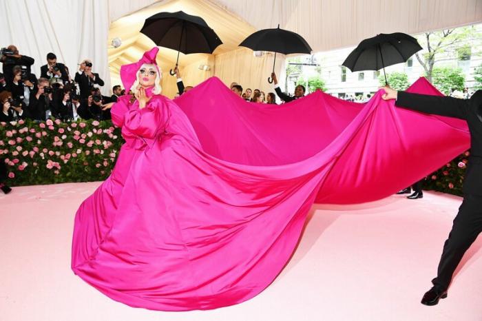 1. Леди Гага, в своем стиле, переоделась 4 раза на ковровой дорожке, один выход был в белье 