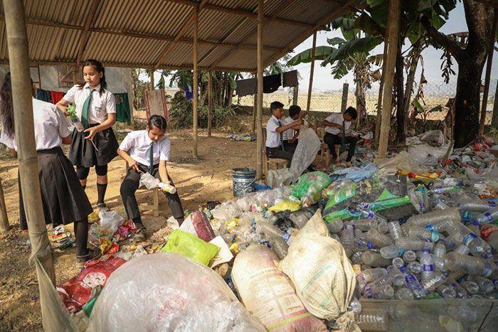 Деревенская школа, где за обучение дети платят собранным пластиком