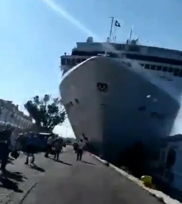 Круизный лайнер протаранил туристическое судно в Венеции: видео