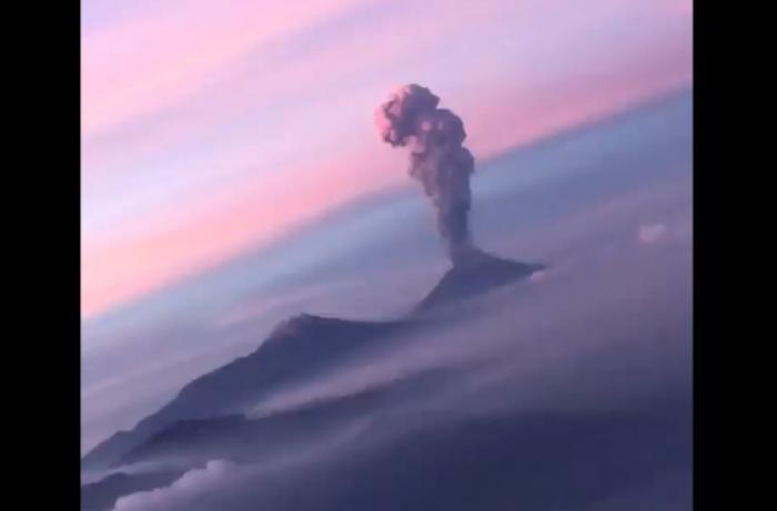 Пассажир самолета запечатлел пробуждение вулкана в Мексике