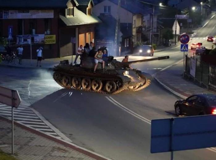 Пьяный водитель устроил покатушки на танке Т-55 по польскому городу
