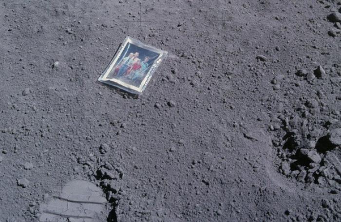 Семейное фото астронавта на луне
