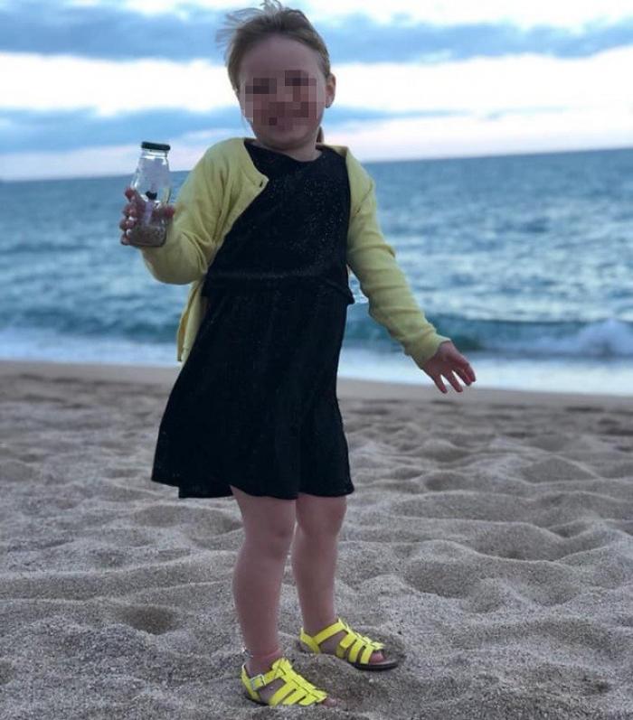 В Испании 4-летняя девочка бросила бутылку с посланием в море