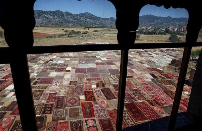 Зачем в Турции раскладывают ковры на полях?