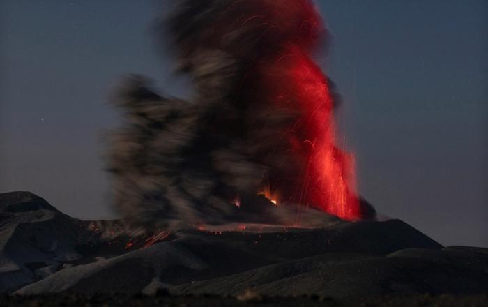 Фотограф из Германии отправился на Сахалин, чтобы заснять вулканическую молнию