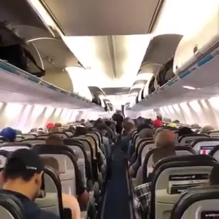 Как нужно выходить из самолета