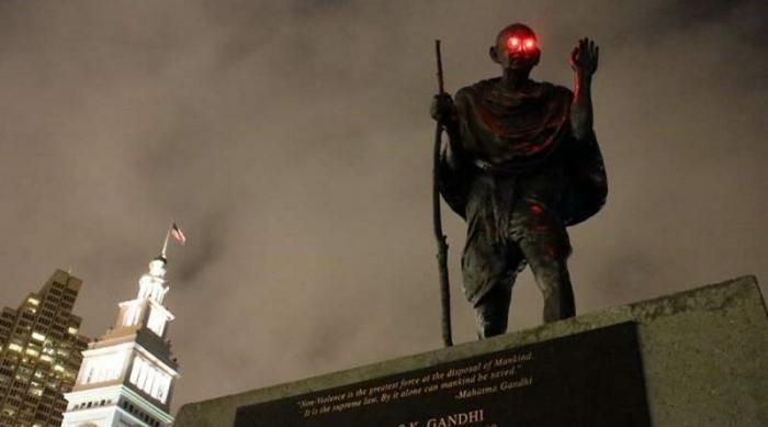 Кто-то «наградил» статую Ганди в Сан-Франциско светящимися красными глазами