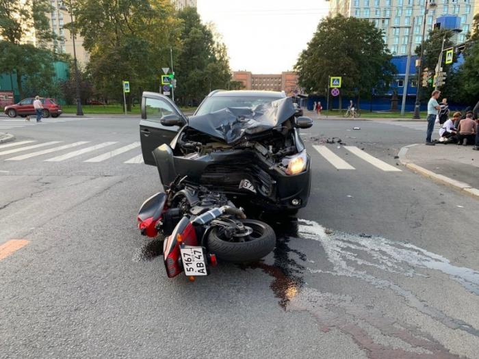 Мотоциклист получил тяжелые травмы в Петербурге