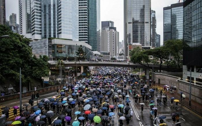 Сотни тысяч людей вышли на мирную акцию протеста в Гонконге