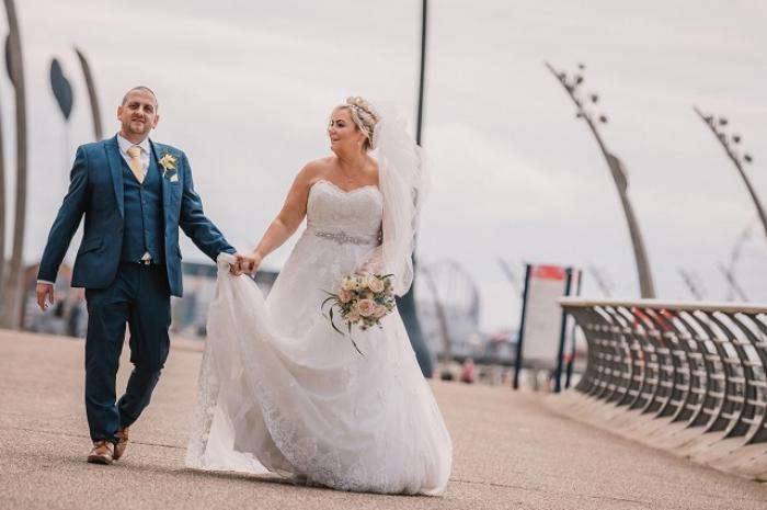 Британка испортила свадебное платье за тысячу фунтов ради забавной фотосессии