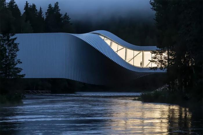 Норвегии открылся "скрученный" музей-мост