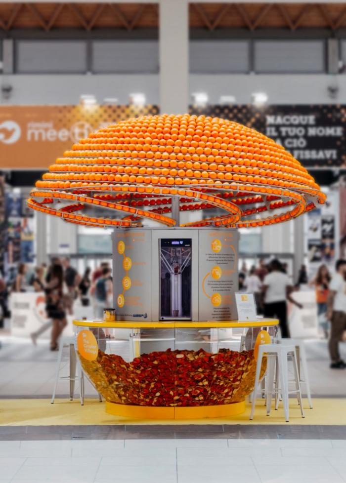 Удивительный автомат который отжимает сок, а апельсиновые корки перерабатывает в стаканчики
