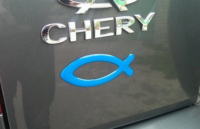 Что означает наклейка «рыбка», расположенная на задней части автомобиля