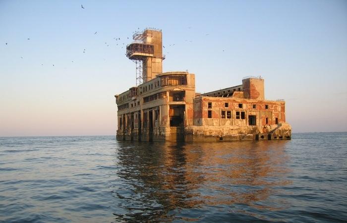 «Каспийский форт Боярд»: чем на самом деле является странная заброшенная постройка ❘ фото