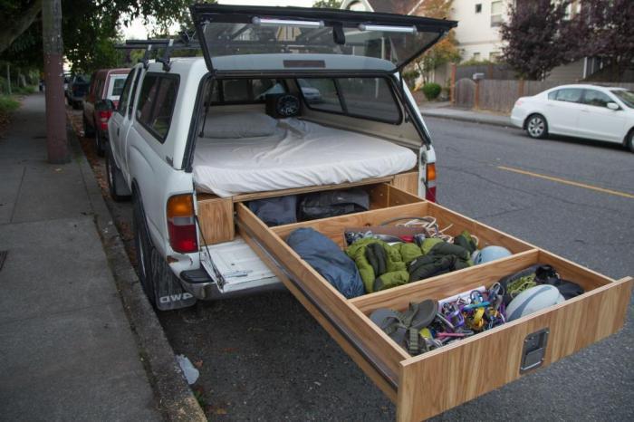 Мужчина сделал идеальную машину для путешествий с кроватью и ящиком для вещей