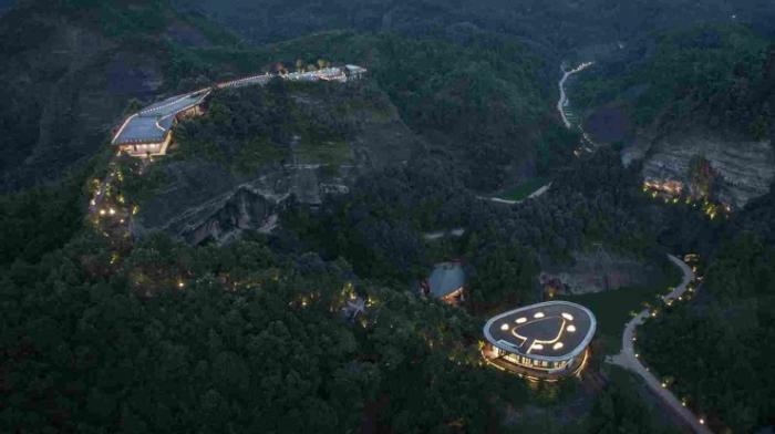 Отдых в горах предлагает Pingjiang Homey Wild Luxury Hotel