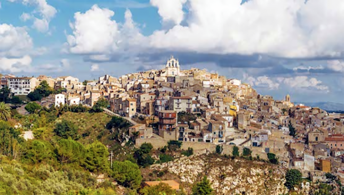 Прямо сейчас на Сицилии можно купить один из 100 домов всего за 1 евро