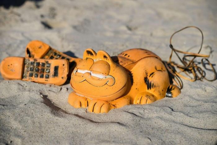 В течение 35 лет на французское побережье выплывали телефоны в форме кота Гарфилда