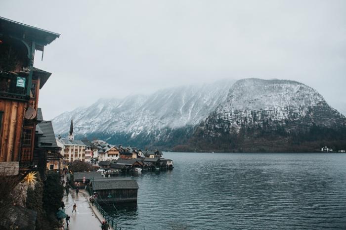 Деревня в Австрии, вдохновившая авторов "Холодного сердца", просит туристов не приезжать