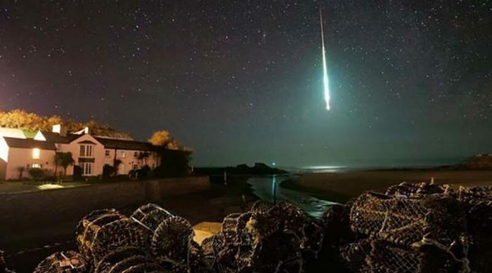 Невероятный момент: редкий метеор освещает ночное небо