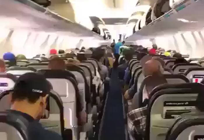 Как канадские пассажиры выходят из самолета