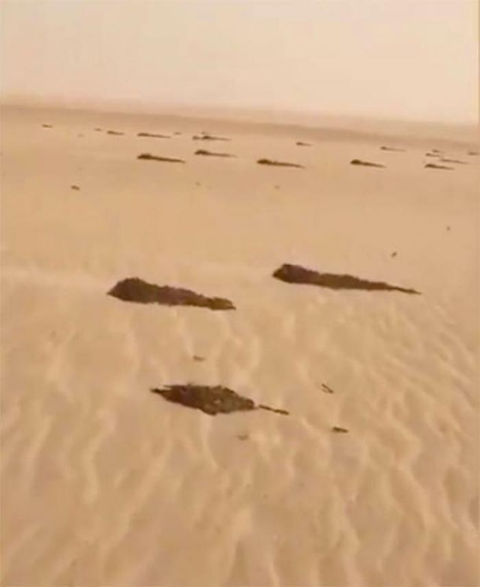 Мужчина из Саудовской Аравии наткнулся в пустыне на странные черные пятна