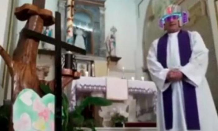 Священник из Италии забыл отключить эффекты во время онлайн-трансляции