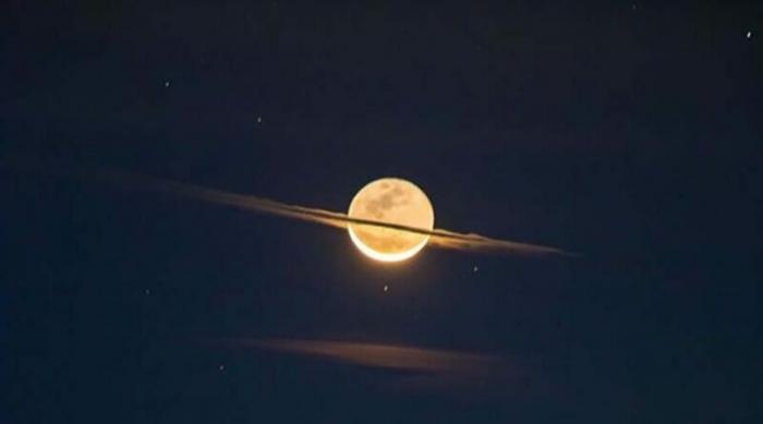 Великолепное фото луны, внешне напоминающую гигантскую планету Сатурн