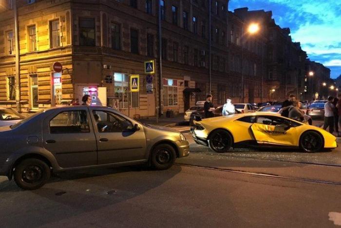 Блогер Димас разбил Lamborghini в центре Петербурга