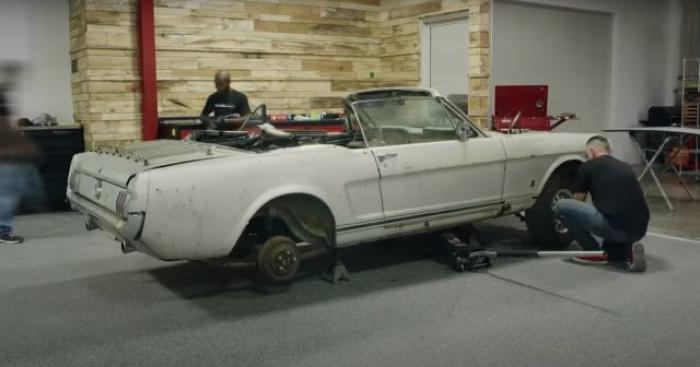 Джейсон Момоа приготовил отличный сюрприз для жены - Ford Mustang 1965 года