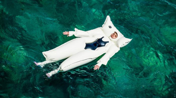 Испанский художник придумал надувной плавательный костюм для людей с аллергией на солнце