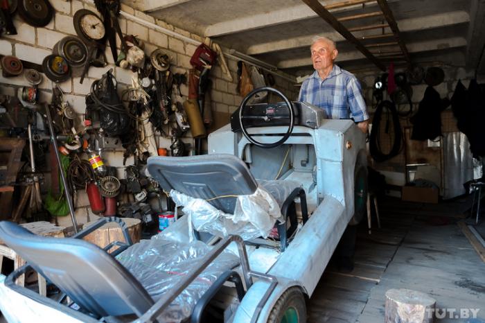 Магазин далеко, в лес нужно: 87-летний пенсионер из-под Светлогорска сделал себе электромобиль