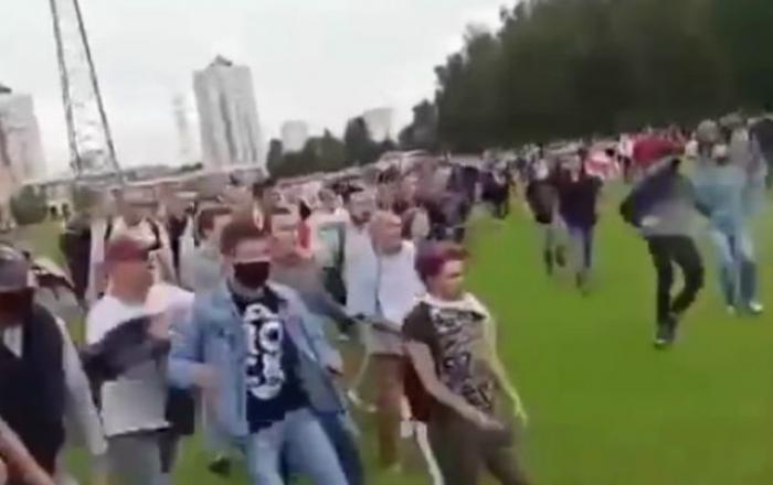 Белорусы огромной толпой прогнали бойцов ОМОН