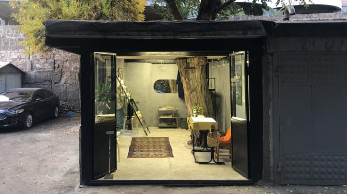 Магазин в гараже посреди жилых дворов Еревана — с деревом, которое растёт сквозь крышу