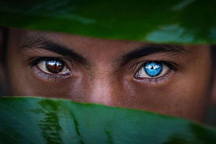 Необычные ярко-голубые глаза у людей племени бутон